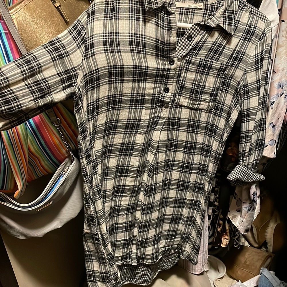 Button down long top. New without tags. Size medium.